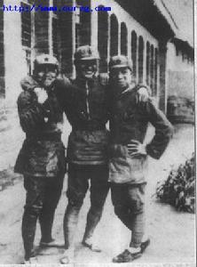 1937年，莫文驊(右)與劉亞樓(中)、