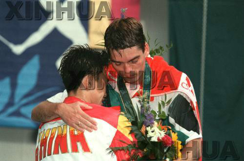 亞特蘭大奧運會領獎台上拉爾森和董炯擁抱