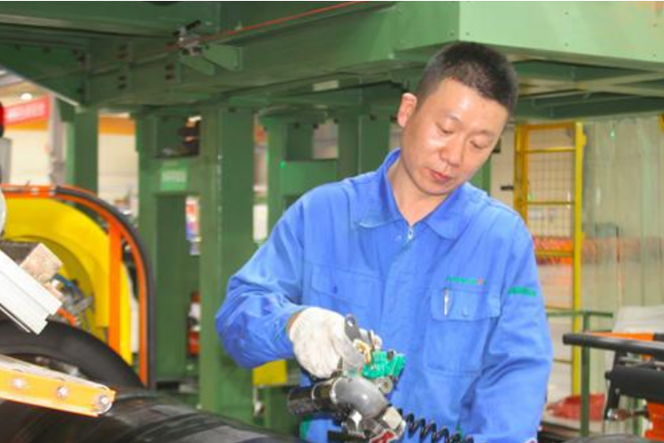安志成(青島雙星輪胎工業有限公司成型主機手兼班長,全國石油和化學工業勞動模範) 安志成(青島雙星輪胎工業有限公司成型主機手兼班長,全國石油和化學工業勞動模範)