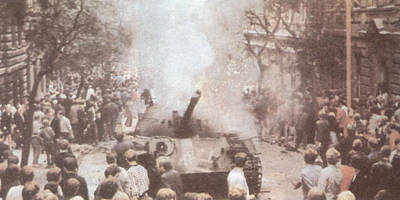 一輛蘇軍坦克被憤怒的人們塗上了納粹的標誌