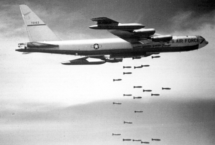 B-52F 投下的 M117 炸彈