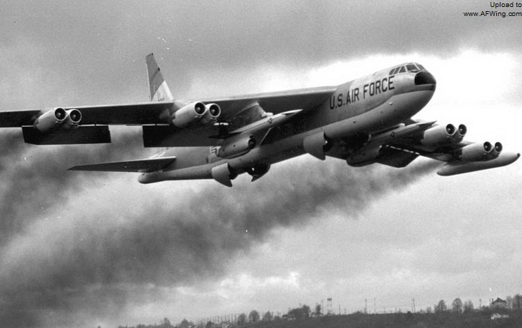 B-52翼下掛載的兩枚 AGM-28 巡航飛彈