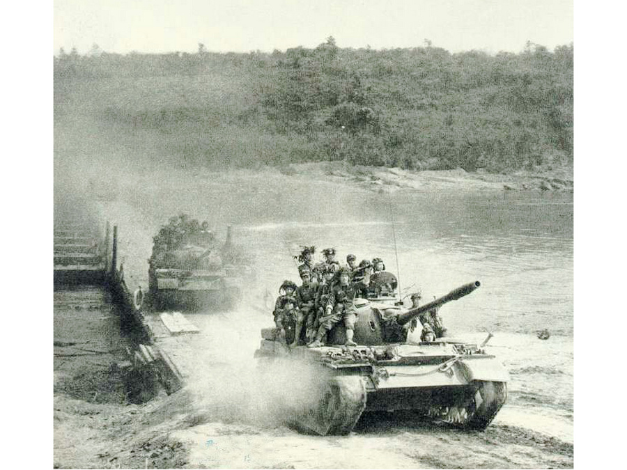 對越自衛反擊戰中中國陸軍士兵搭乘坦克行軍