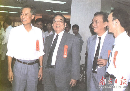 1989年10月23日林若（左）在南方日報社