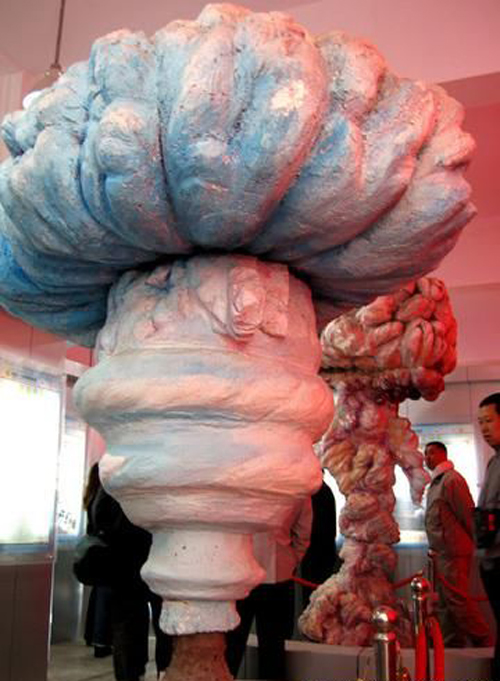 紀念展館中展出的核子彈和氫彈的蘑菇雲模型