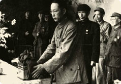 劉承釗接受華西大學校印（1951）