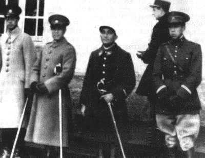 1934年在法國聖西爾軍校時的照片(左二)