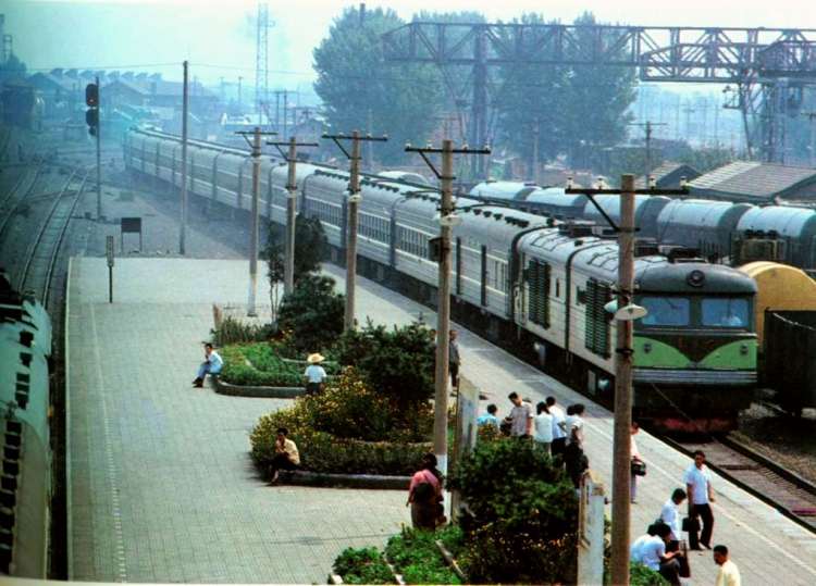 東方紅1型機車牽引旅客列車運行在瀋山鐵路