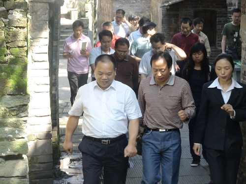 余長明（左一）在湖南懷化調研民生保障工作