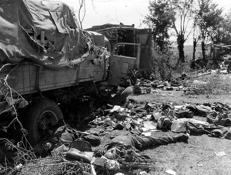 尚布瓦鎮附近被摧毀的德軍運兵卡車及屍體