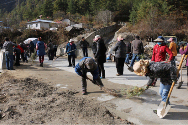 2015年11月4日下亞東鄉組織切瑪村民眾在公路沿線清掃環境