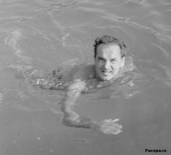 瓦西列·帕蒂利內茨在游泳