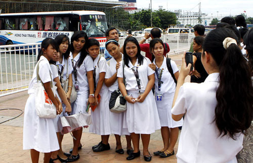 菲律賓學生在大巴車前拍照