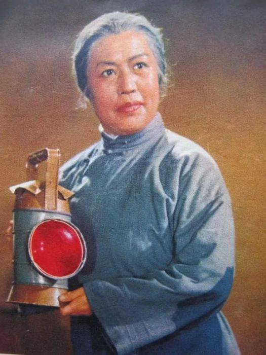 李奶奶(戲曲《紅燈記》人物) 李奶奶(戲曲《紅燈記》人物)