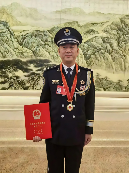 王向東(海南省公安廳海岸警察總隊第四支隊赤嶺海岸派出所所長) 王向東(海南省公安廳海岸警察總隊第四支隊赤嶺海岸派出所所長)