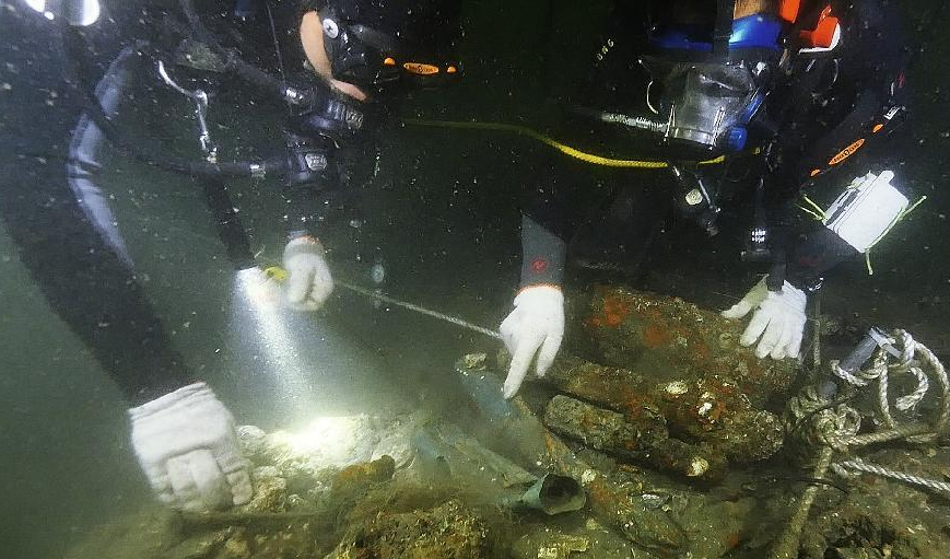 考古人員在進行水下調查