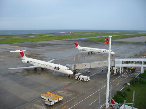 停靠在奄美機場的日本航空公司小型飛機