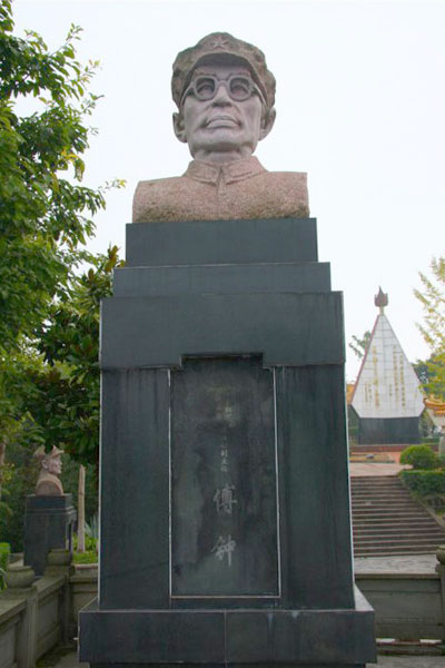 川陝蘇區將帥碑林中的傅鐘塑像