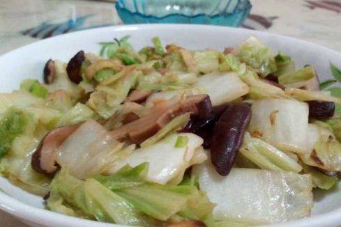包菜炒香菇