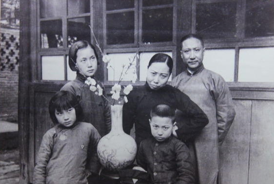 1940年代，李劼人先生和全家人