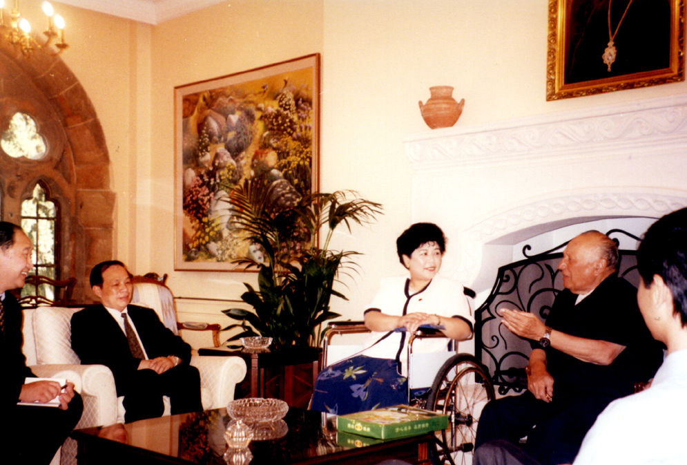 賽普勒斯畫展時與總統克萊里季斯和中國大使