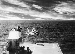 艦載直升機參加海上救護演練