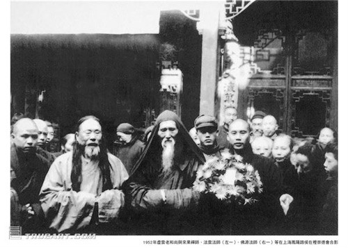 1952年佛源（右一）與虛老、來果等攝於上海