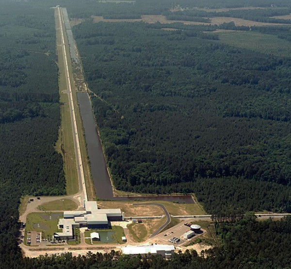 雷射干涉引力波天文台(LIGO)