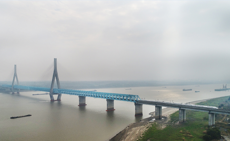 列車馳騁在安慶長江鐵路大橋