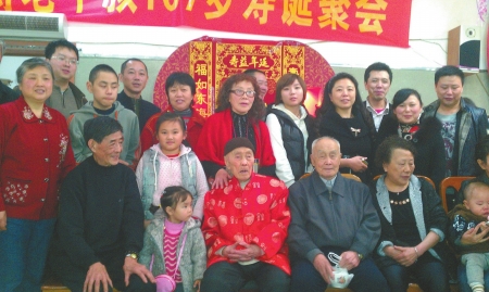 2011年蔣平叔（前穿紅衣服者）107歲留影