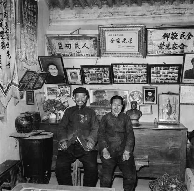 1958年，董存瑞烈士的父母在河北懷來縣家中