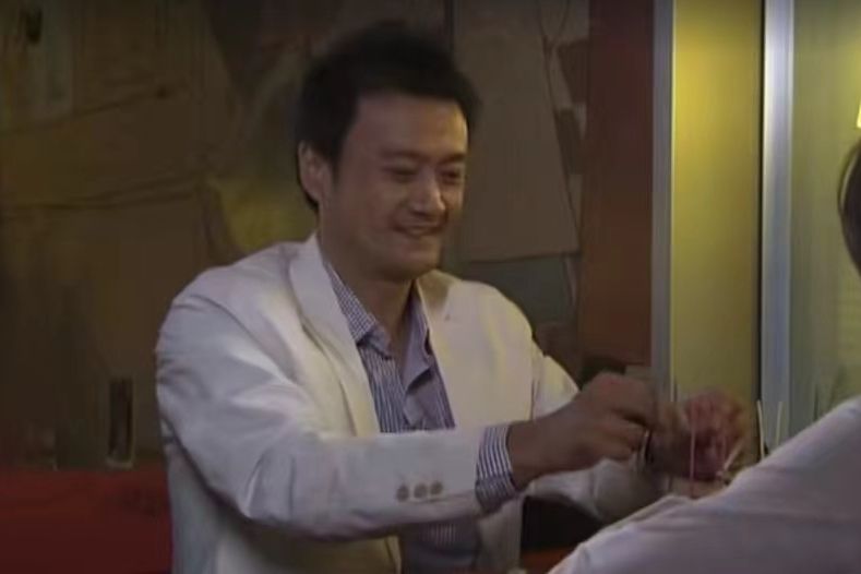 丁紅旗(《三七撞上二十一》中的角色,由曹衛宇飾演) 丁紅旗(《三七撞上二十一》中的角色,由曹衛宇飾演)