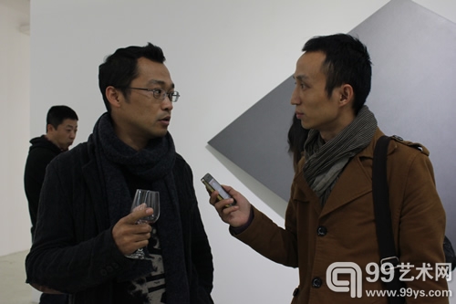 藝術家劉文濤（左）在接受99藝術網採訪中