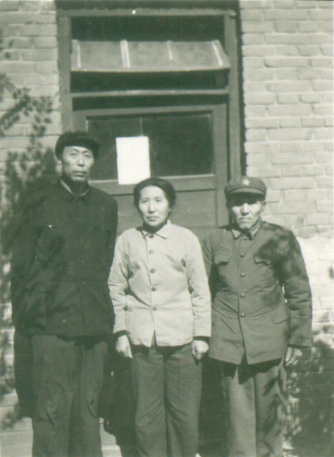 記者張守仁（左）與鄭曉丹父母
