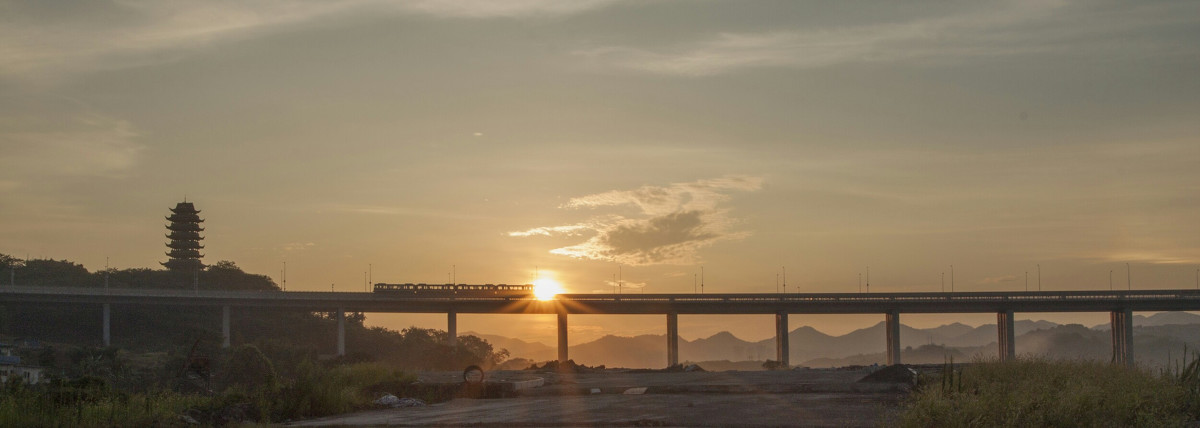 夕陽下的魚洞長江大橋輕軌