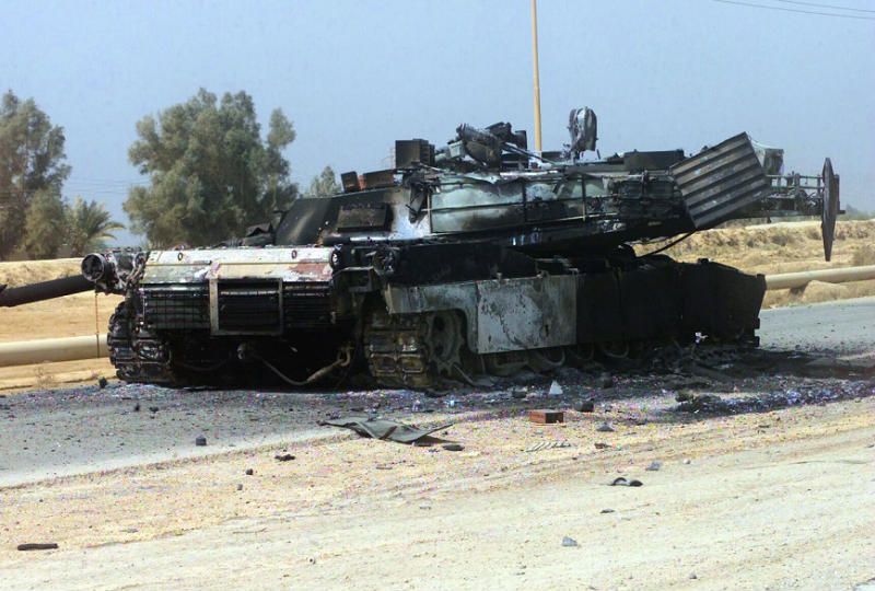 在伊拉克被擊毀的M1，衍生了後來的城市戰防禦套件加快列裝。