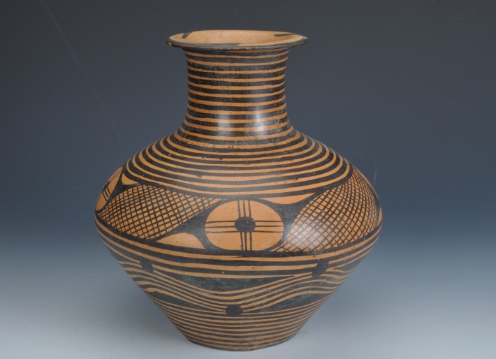 弦紋網紋彩陶壺