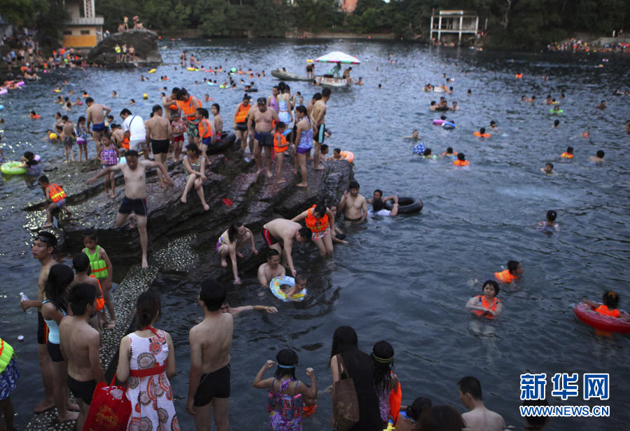 7月4日，眾多市民在廣西靈水風景區戲水