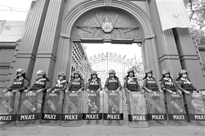 防暴警察在議會大門前實施保護