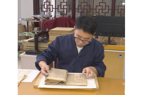 丁峰(南京圖書館古籍修復師) 丁峰(南京圖書館古籍修復師)
