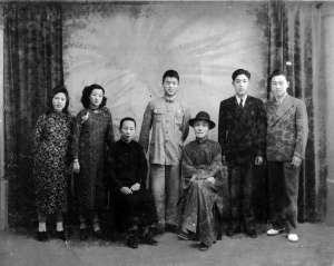 曹時中（左4）與家人合影（1949年）