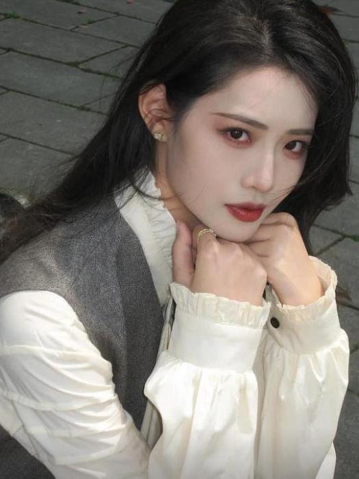 董潔(2002年出生的中國內地女演員) 董潔(2002年出生的中國內地女演員)