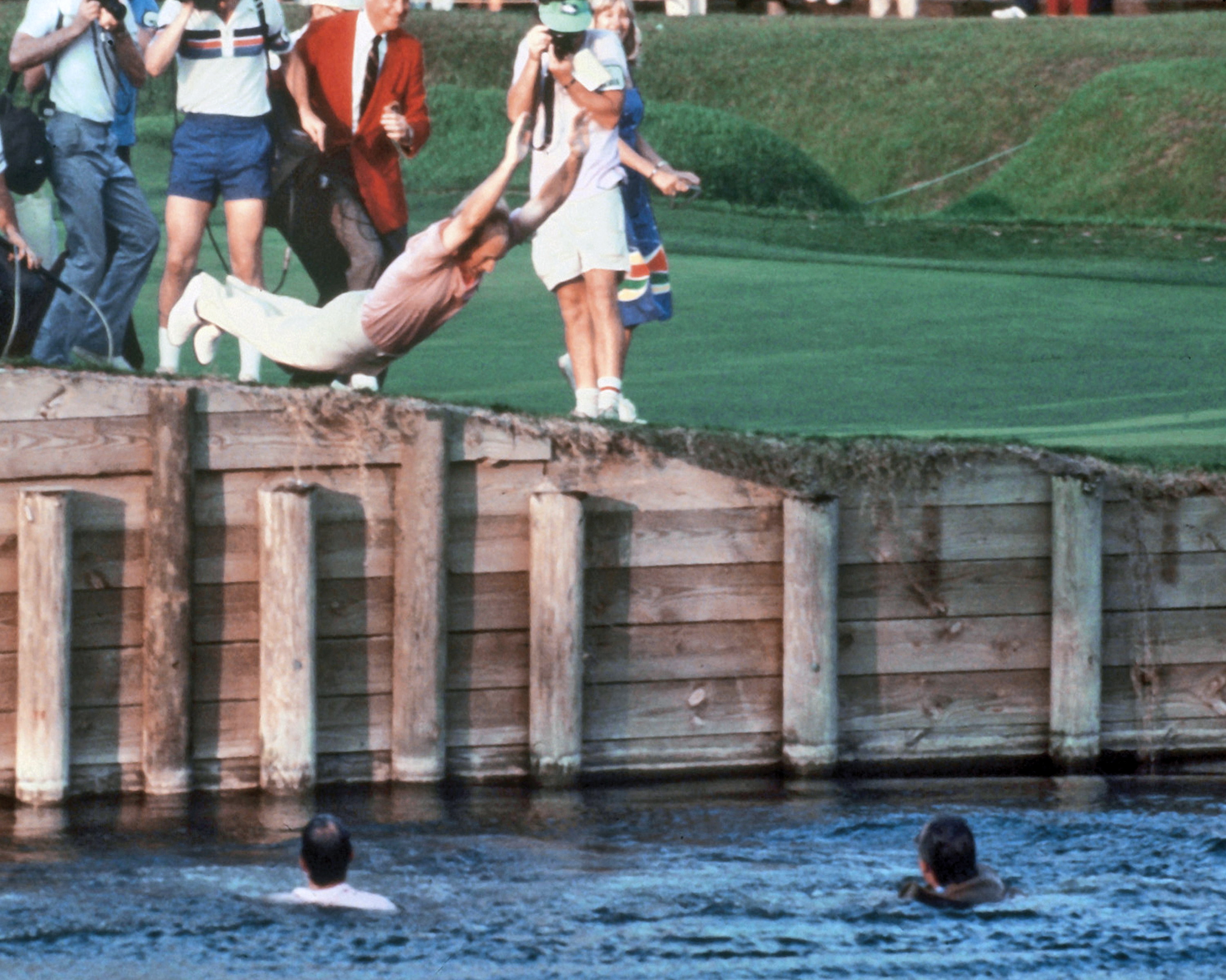 1982年傑瑞·佩特奪冠後躍入水中