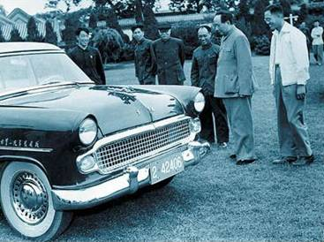 毛澤東主席在中南海觀看中國第一輛轎車