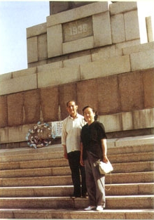 1991年在山東萊蕪徂萊山起義紀念碑與妻合影