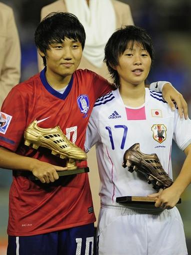 與獲得金靴獎的韓國隊10號余珉知（左）合影