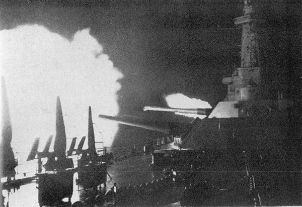 華盛頓號炮擊霧島時的情景