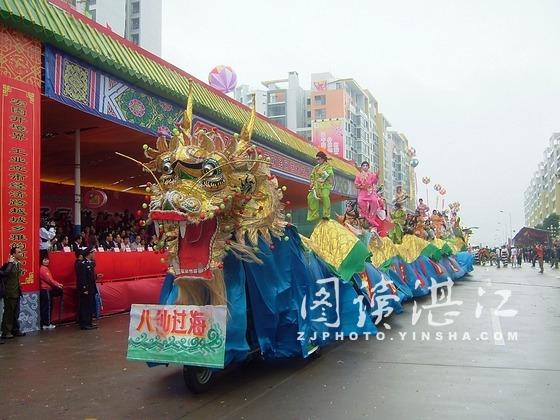這是吳川市慶賞元宵時巡遊的大龍車