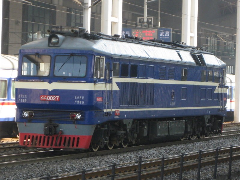 東風8型0027號機車在武昌站