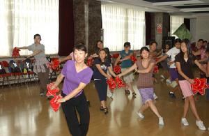 小營員們學習中國民族舞蹈